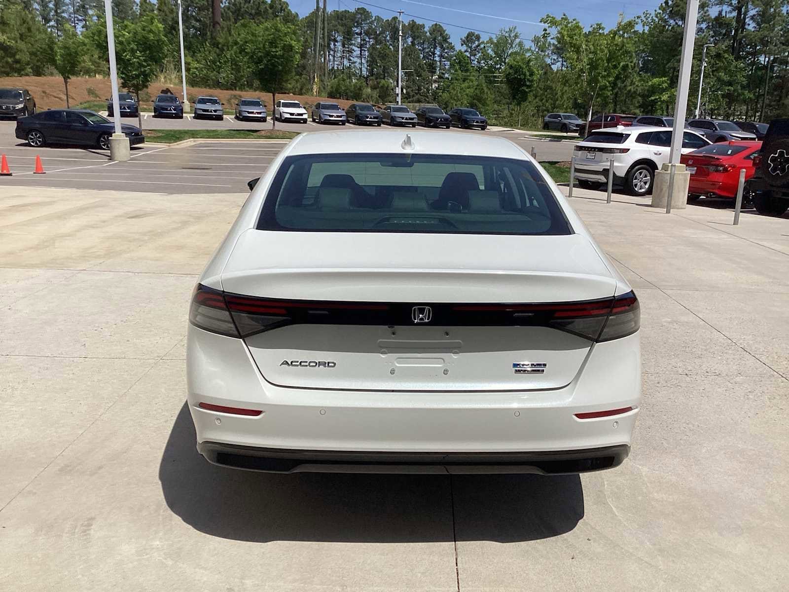 2023 Honda Accord Hybrid Touring w/BSI photo 3