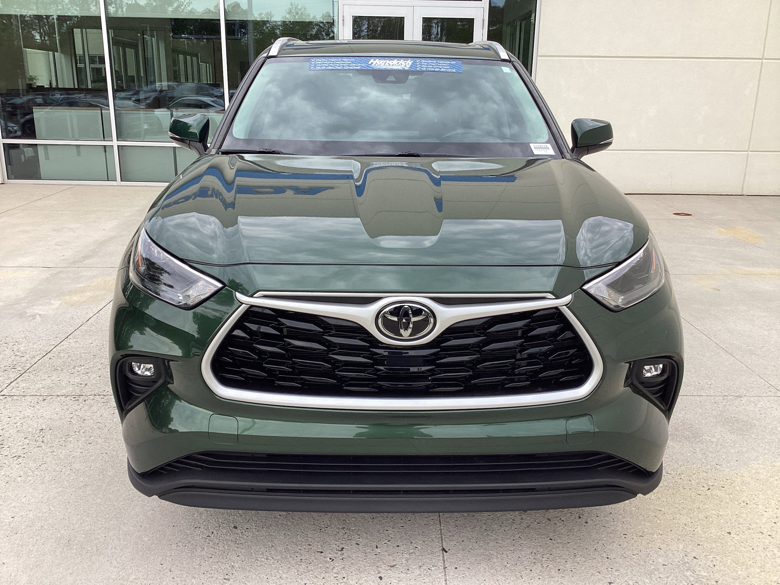 2023 Toyota Highlander XLE photo 2