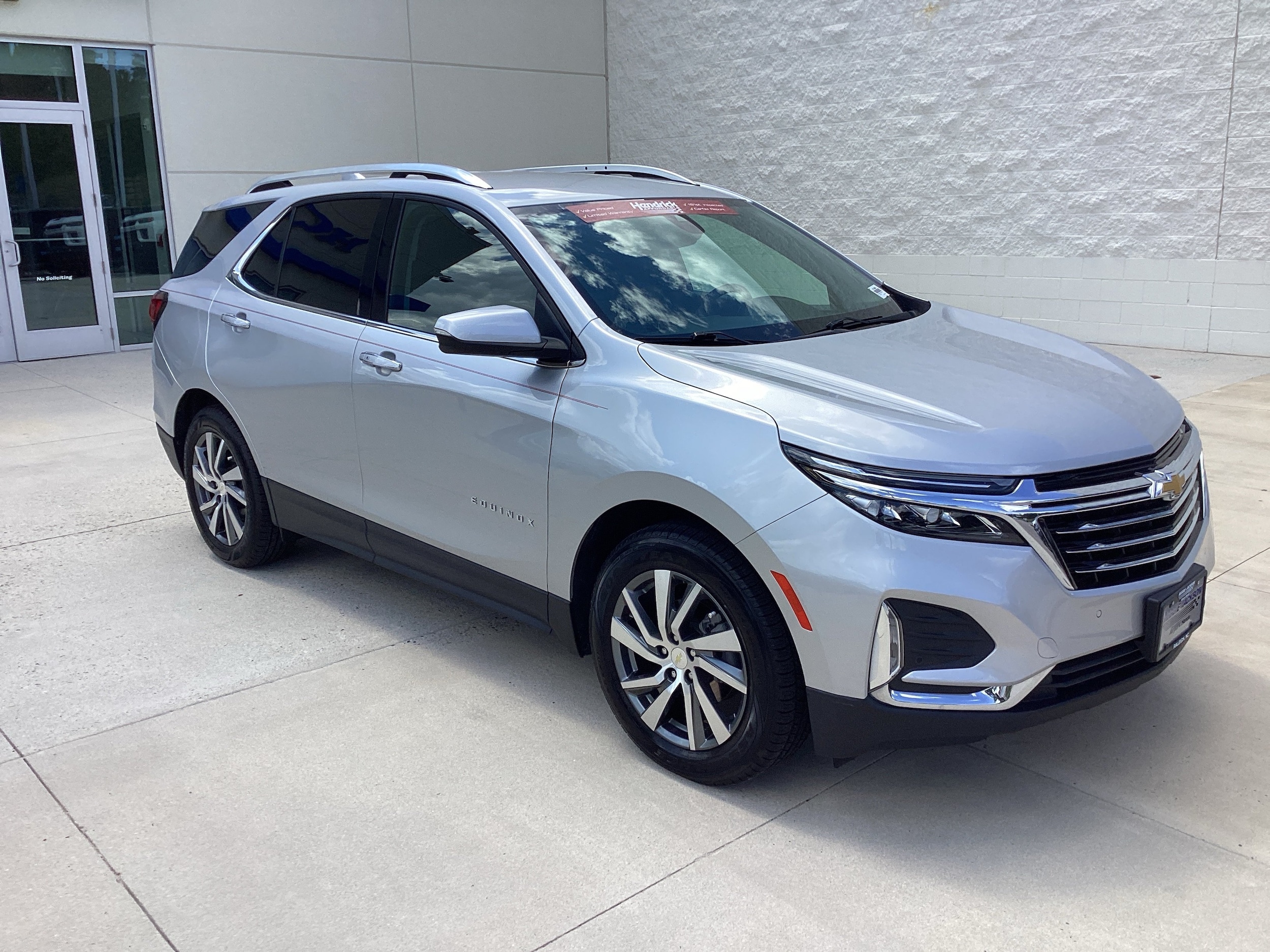 Used 2022 Chevrolet Equinox Premier with VIN 3GNAXNEV1NS103064 for sale in Kansas City