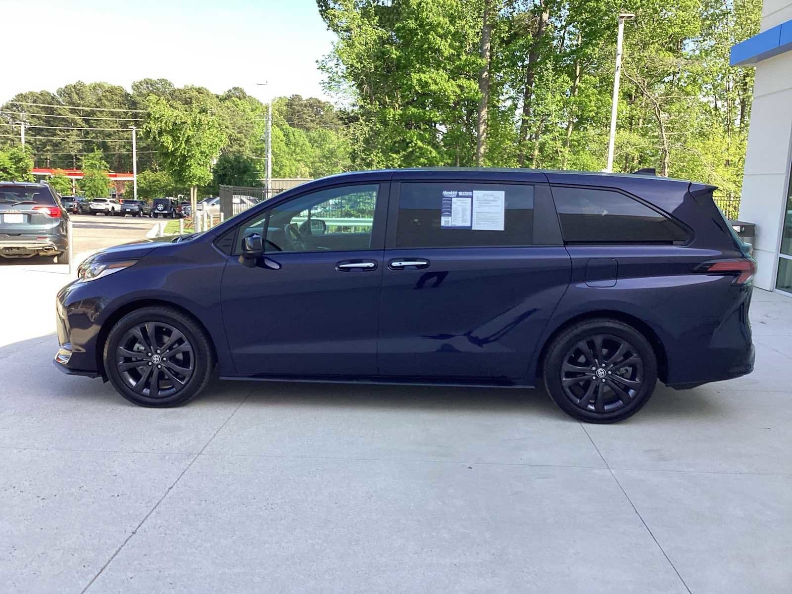 2025 Toyota Sienna XSE 7 Passenger photo 4