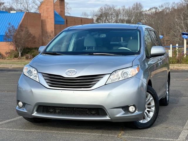 2011 Toyota Sienna XLE's photo