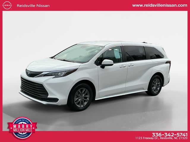 2024 Toyota Sienna LE's photo