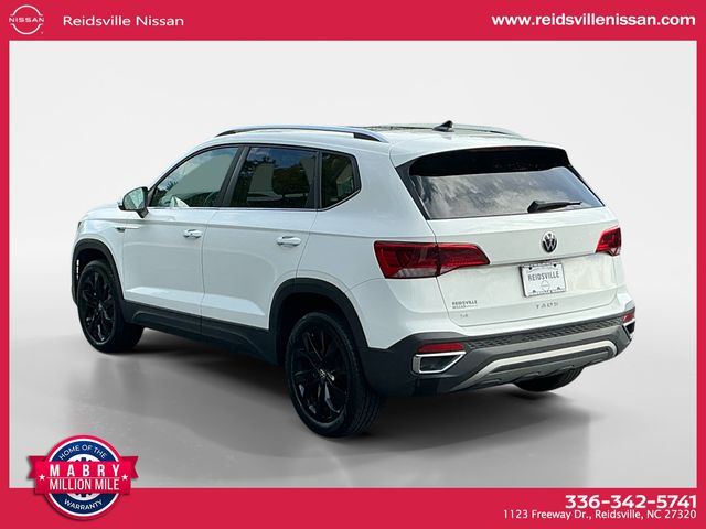 2024 Volkswagen Taos SE photo 2
