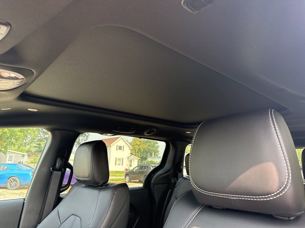 2025 Chrysler Pacifica Select - Photo 10