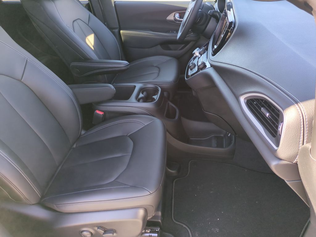 2026 Chrysler Pacifica Select - Photo 22