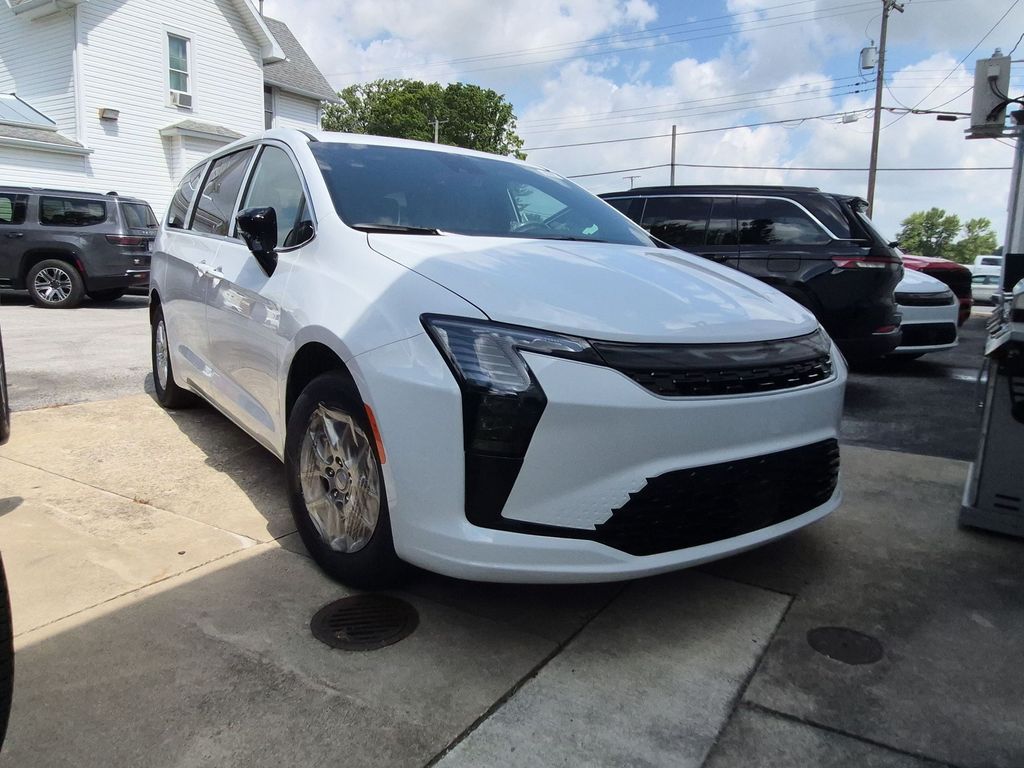 2027 Chrysler Pacifica Select's photo