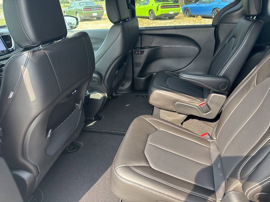 2025 Chrysler Pacifica Select - Photo 12