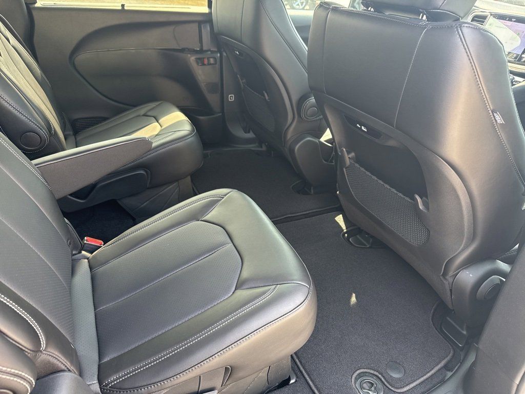 2025 Chrysler Pacifica Select - Photo 14