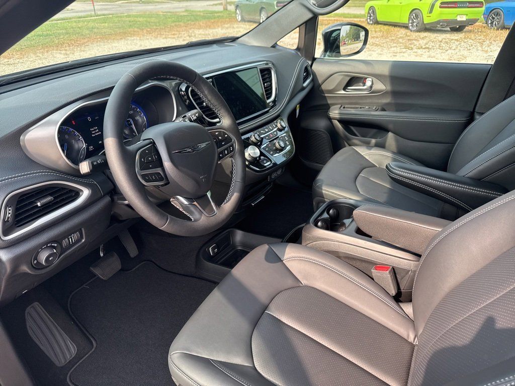 2025 Chrysler Pacifica Select - Photo 9