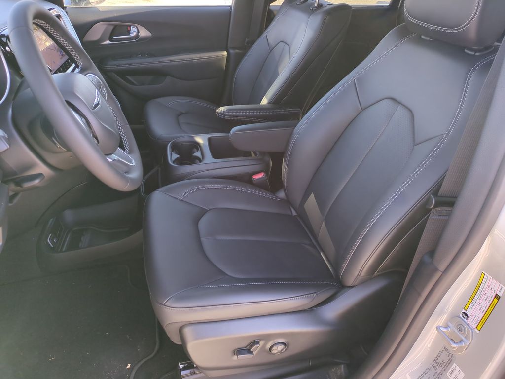 2026 Chrysler Pacifica Select - Photo 16