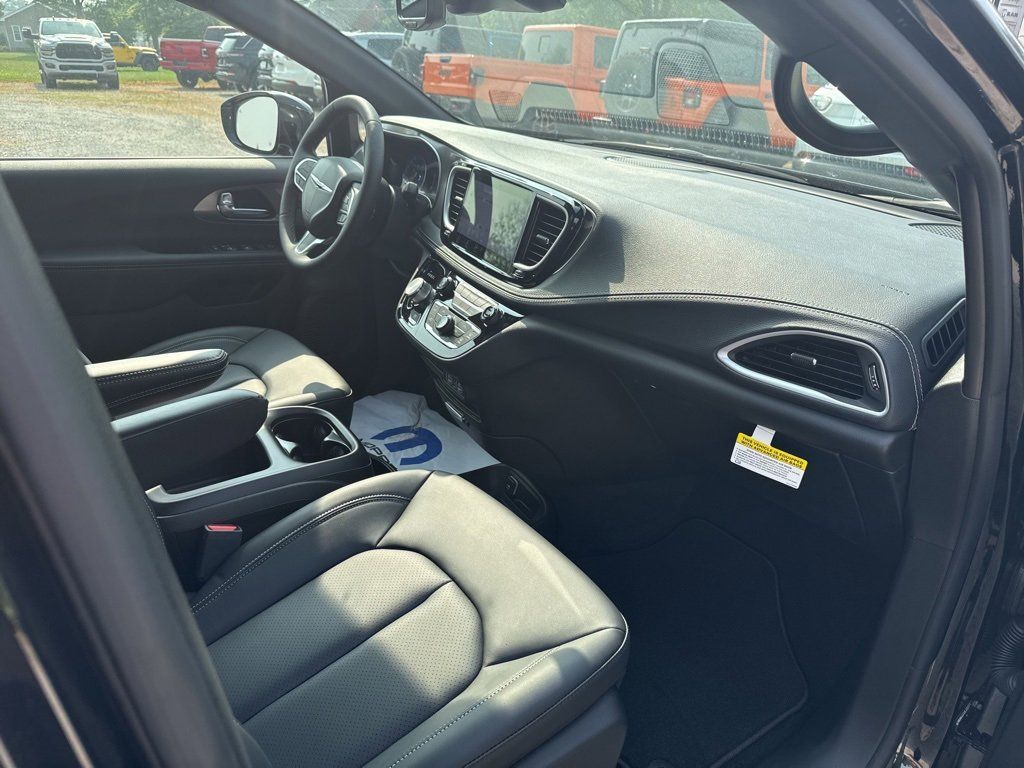 2025 Chrysler Pacifica Select - Photo 15