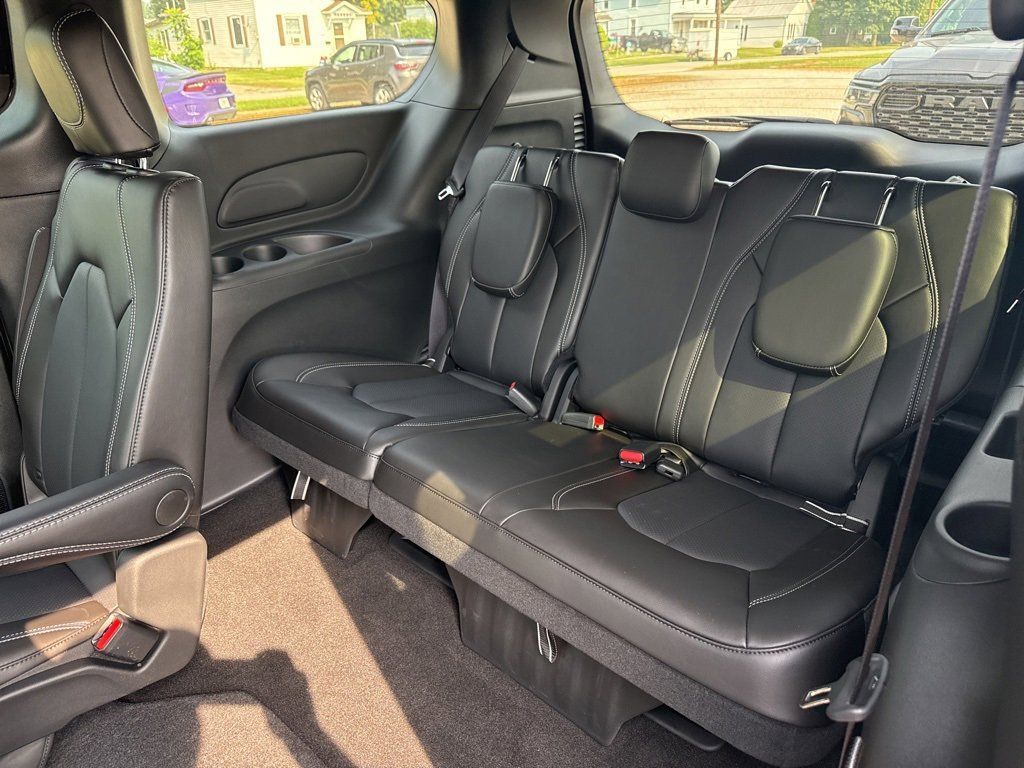 2025 Chrysler Pacifica Select - Photo 13