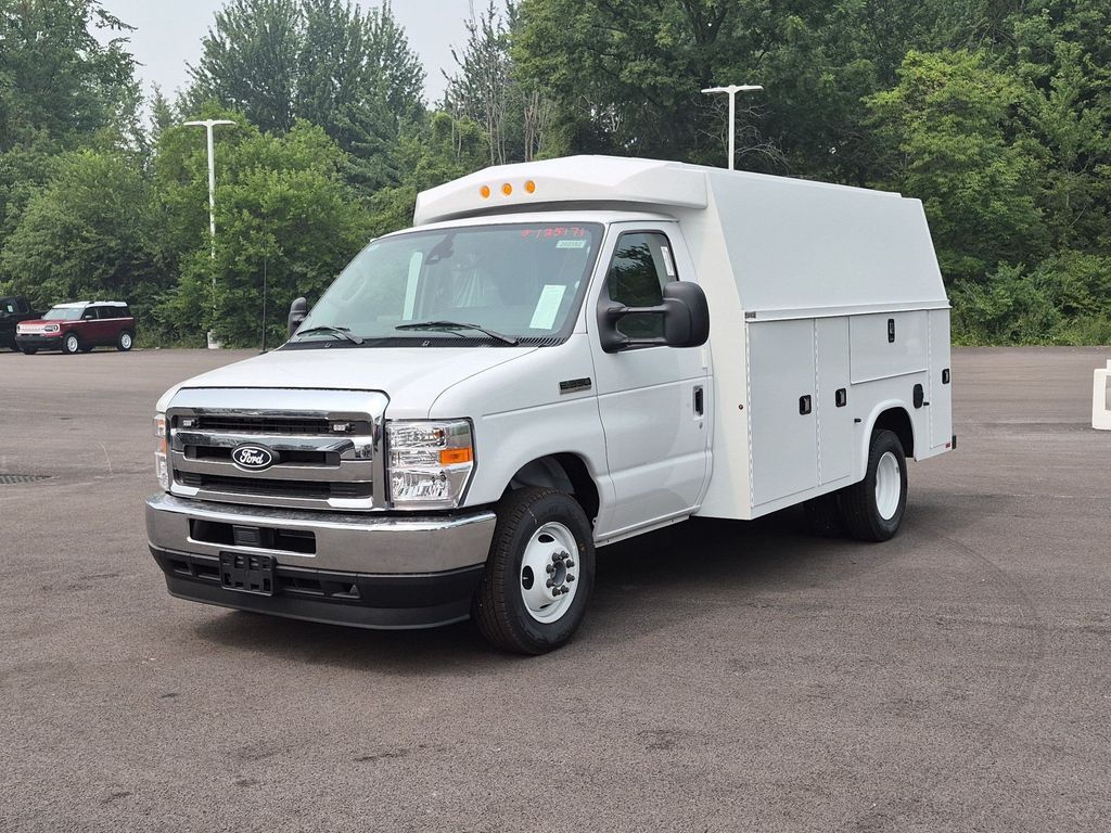 Oxford White 2027 Ford E-Series Chassis Pickup Truck Rear-Wheel Drive 6-Speed Automatic