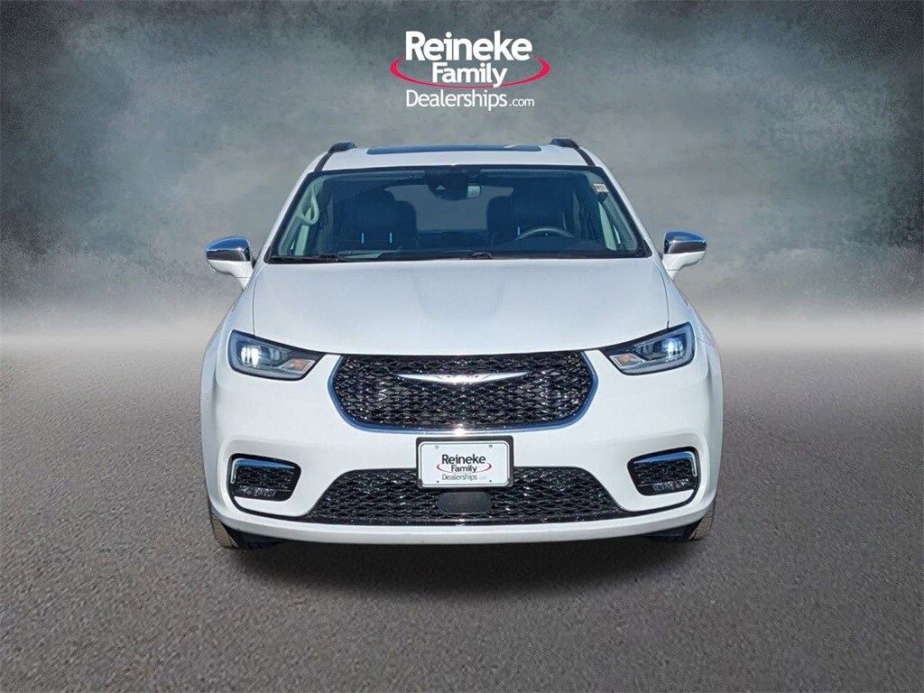 2022 Chrysler Pacifica Limited photo 2