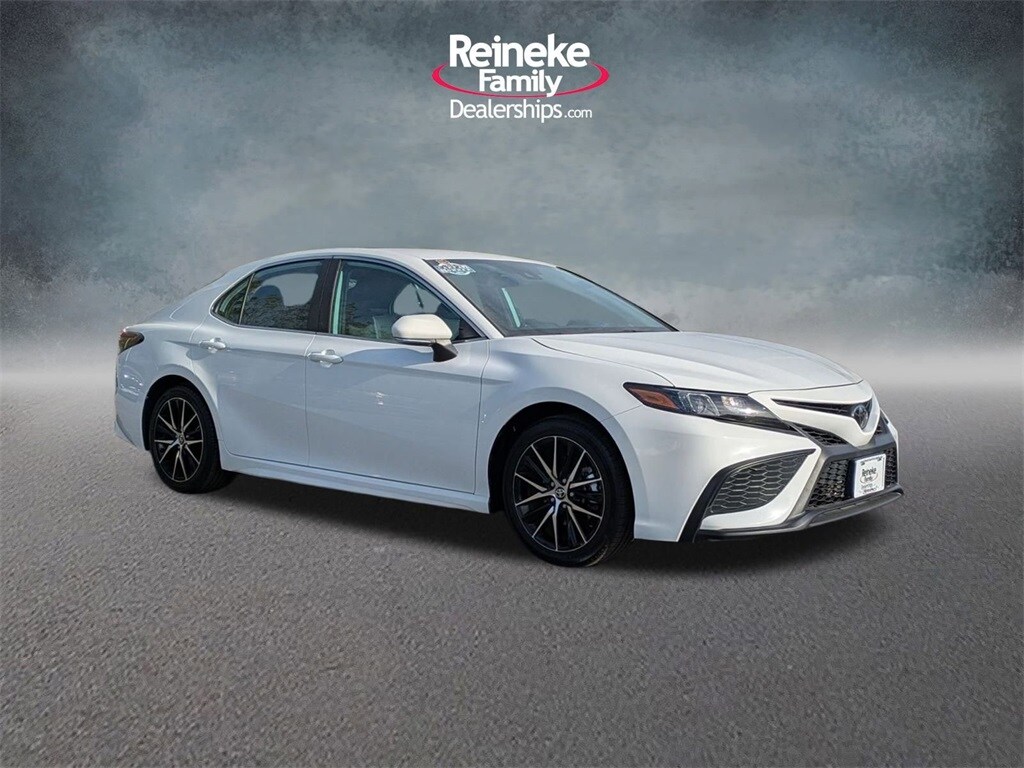 2024 Toyota Camry SE photo 3