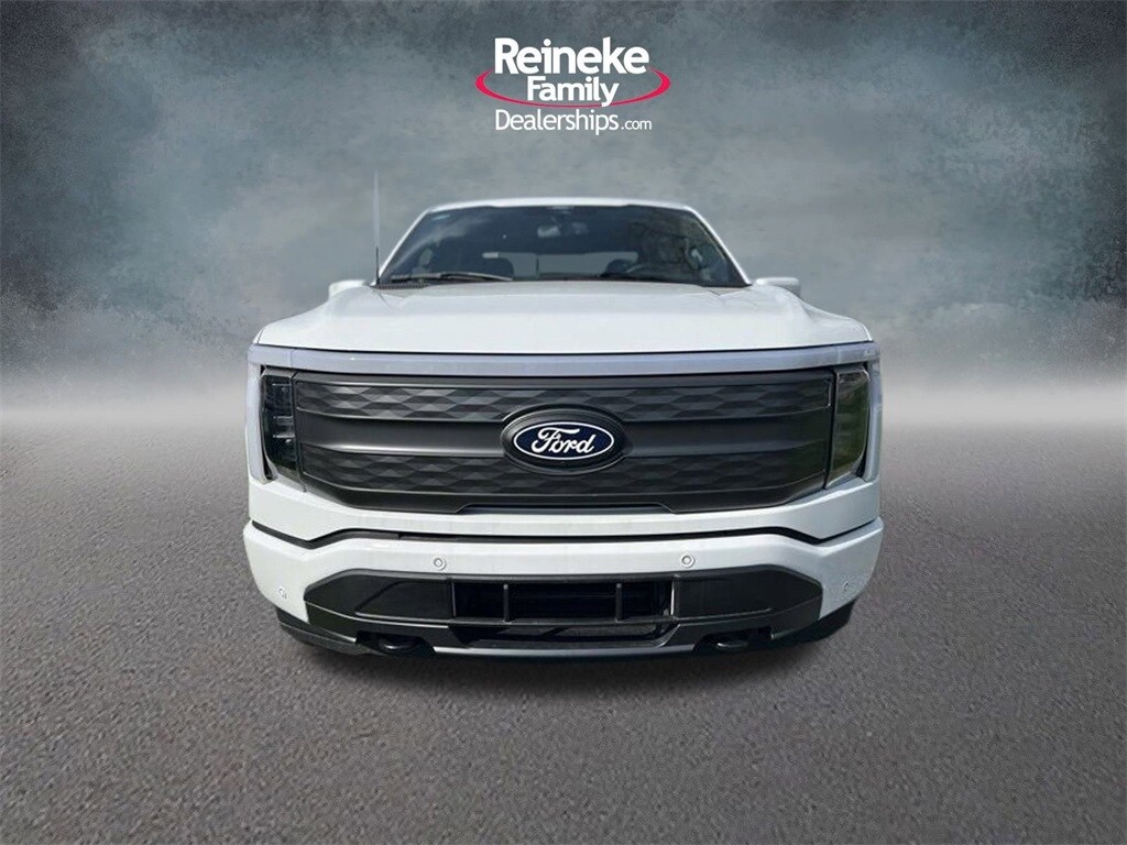 2025 Ford F-150 Lightning Lariat photo 3