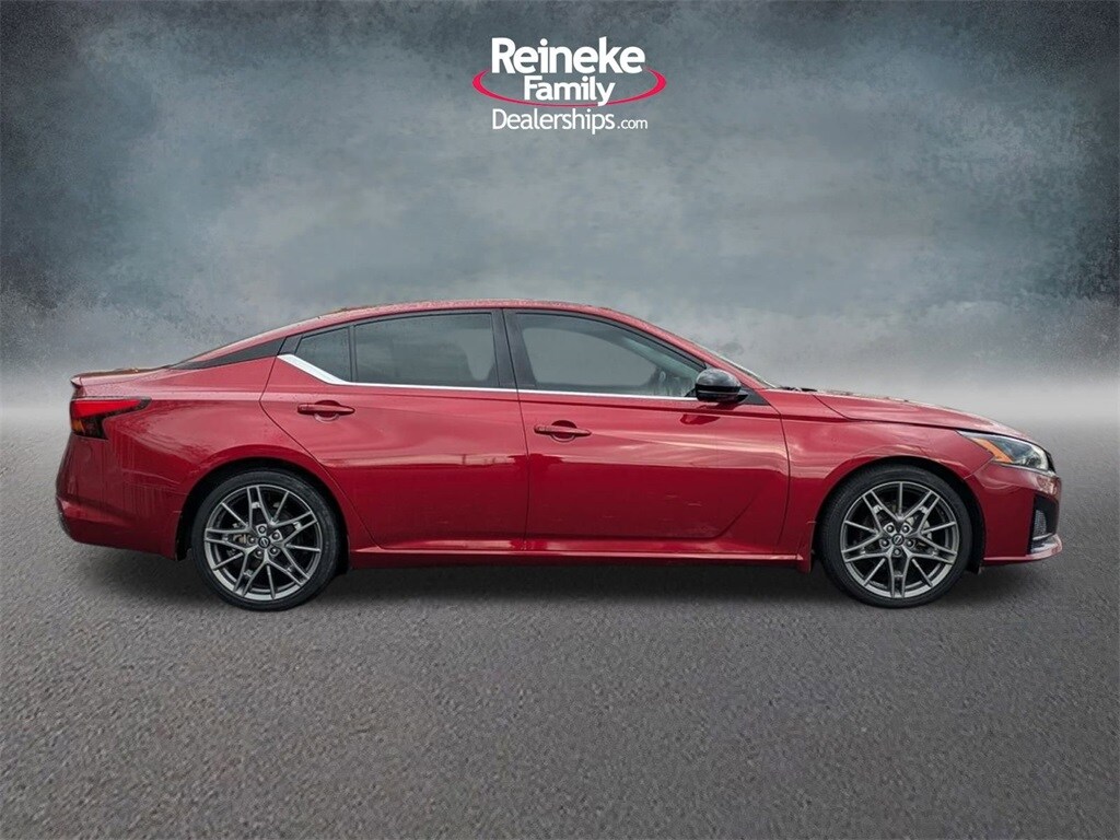 2023 Nissan Altima SR photo 4