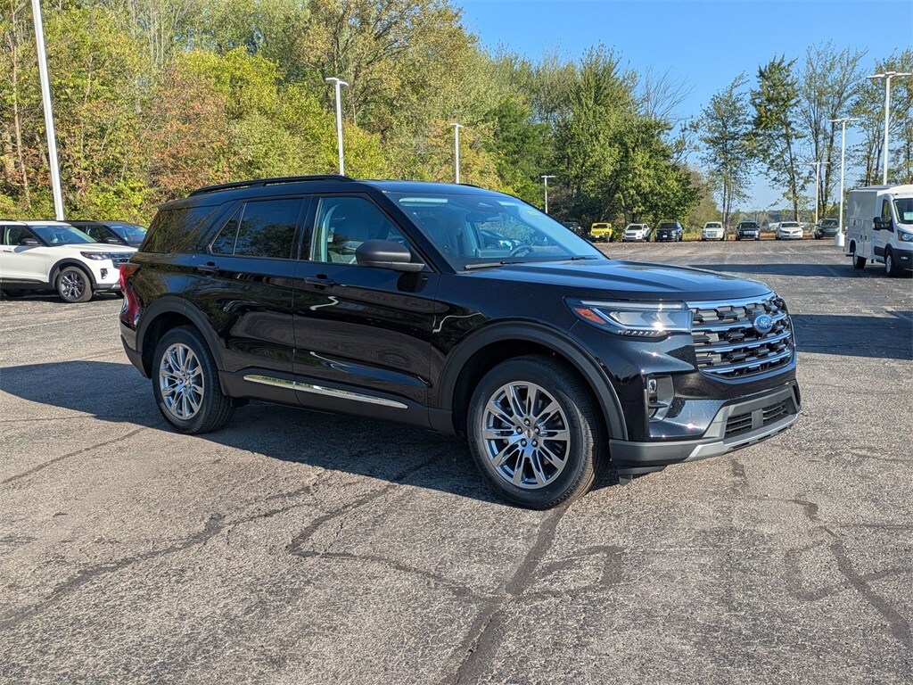 2025 Ford Explorer photo 2