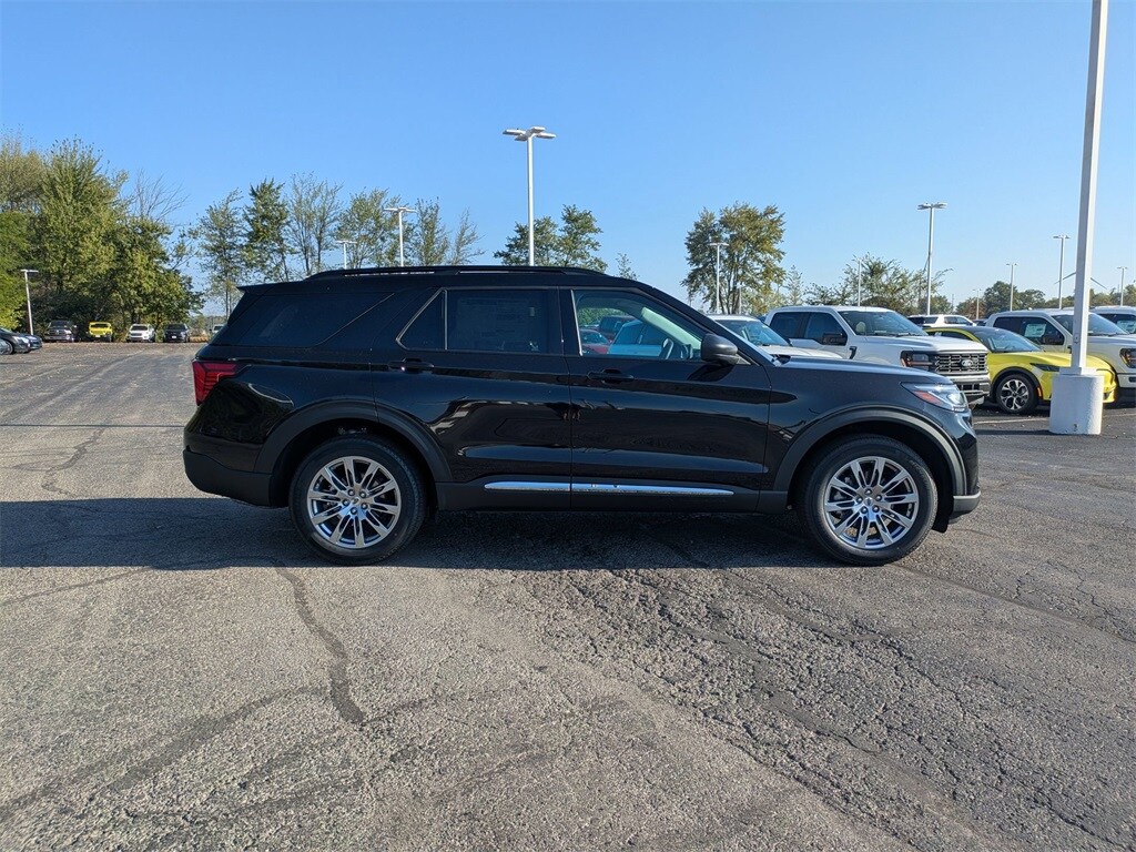2025 Ford Explorer photo 3