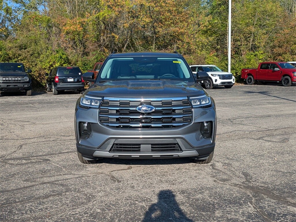 2025 Ford Explorer photo 2