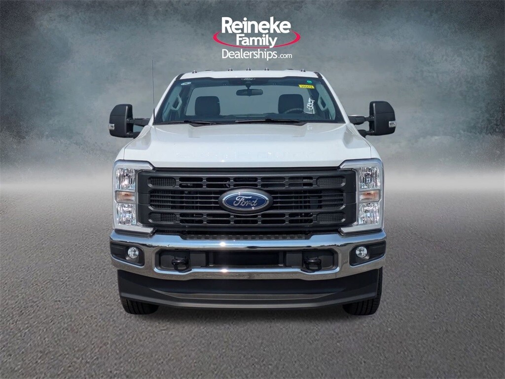 2025 Ford F-250 photo 2