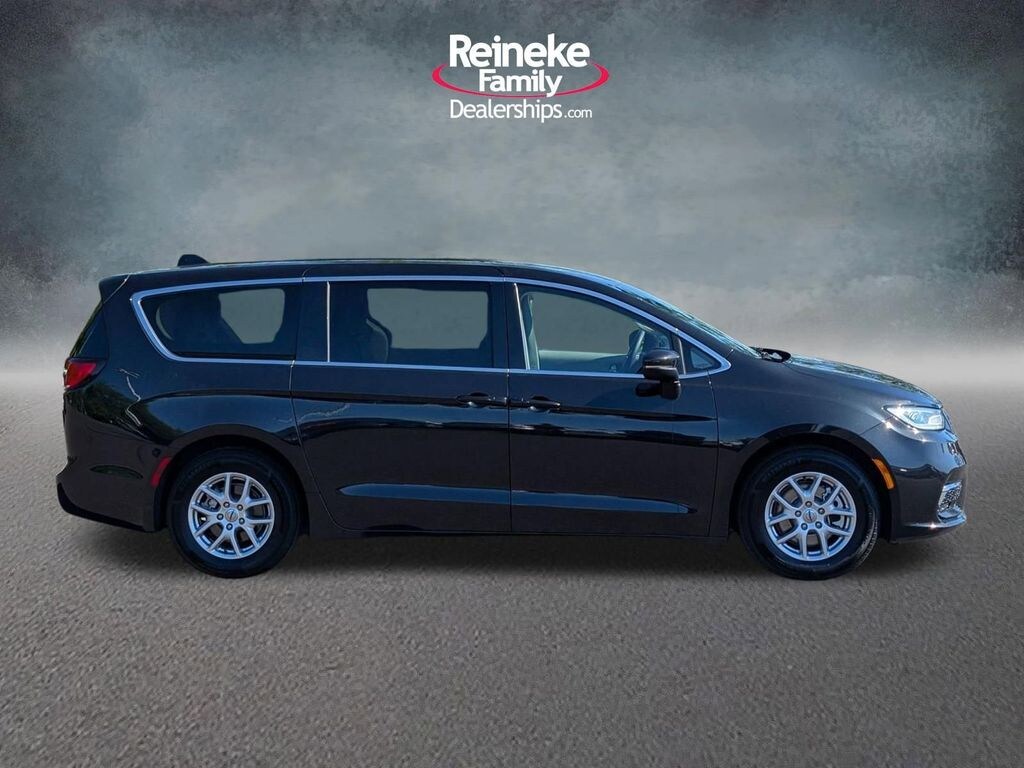 Used 2023 Chrysler Pacifica Touring L Minivan/Van