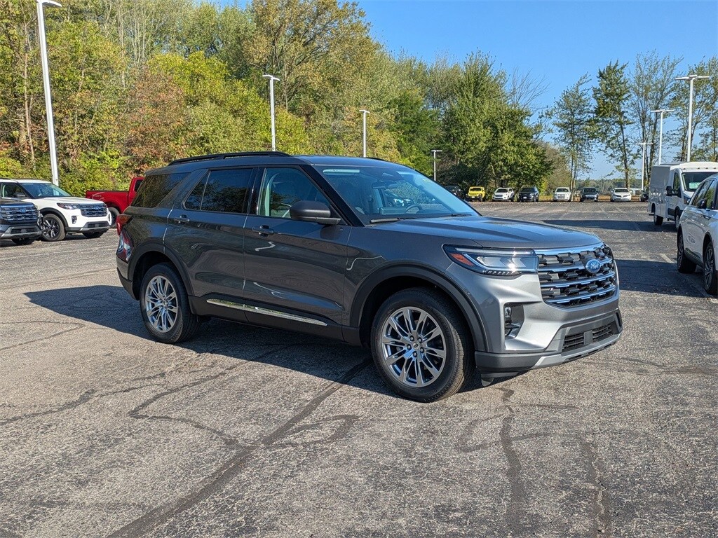 2025 Ford Explorer photo 3