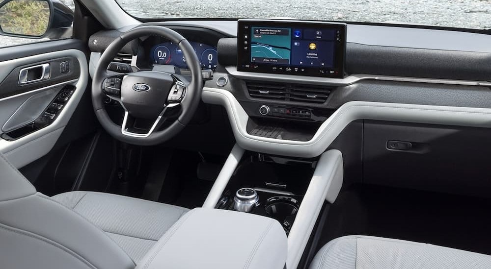 Ford%20Explorer%20for%20sale%20-%202025%20Ford%20Explorer%20Platinum%20-%20Creek.jpg The black and white interior and dash in a 2025 Ford Explorer.