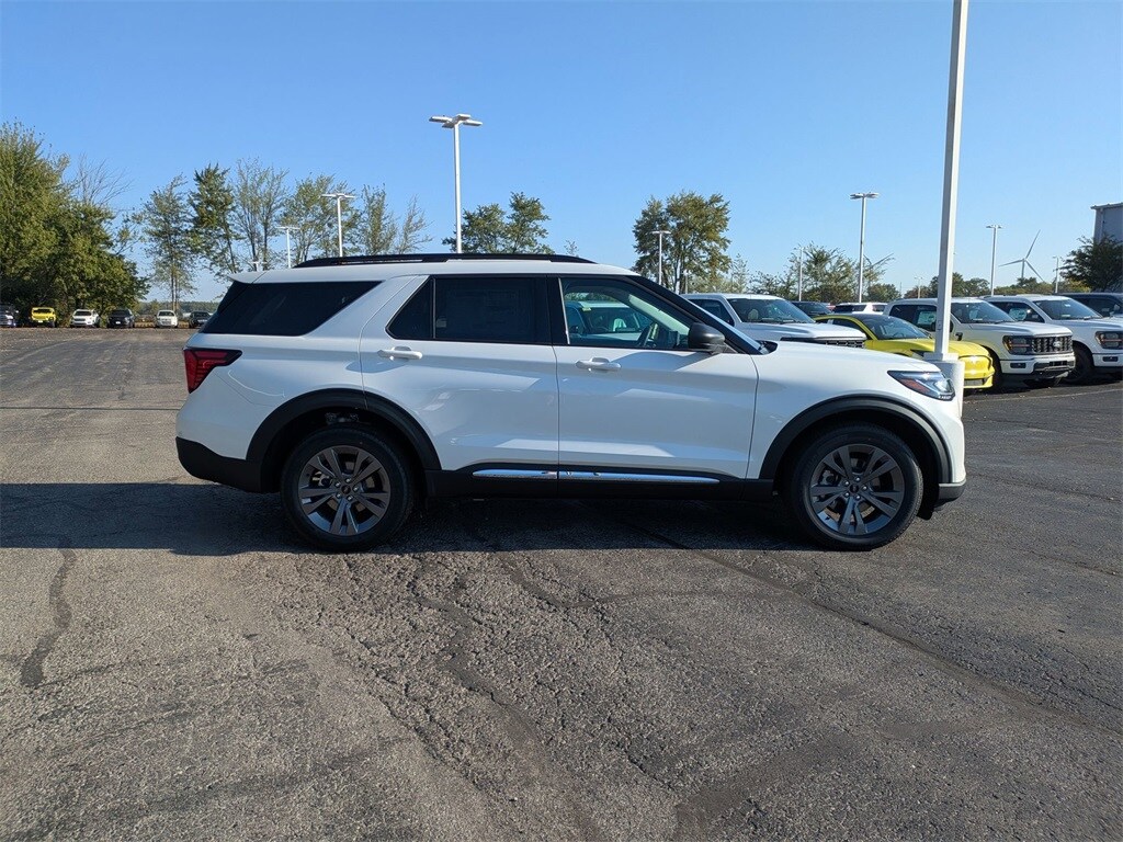 2025 Ford Explorer photo 2