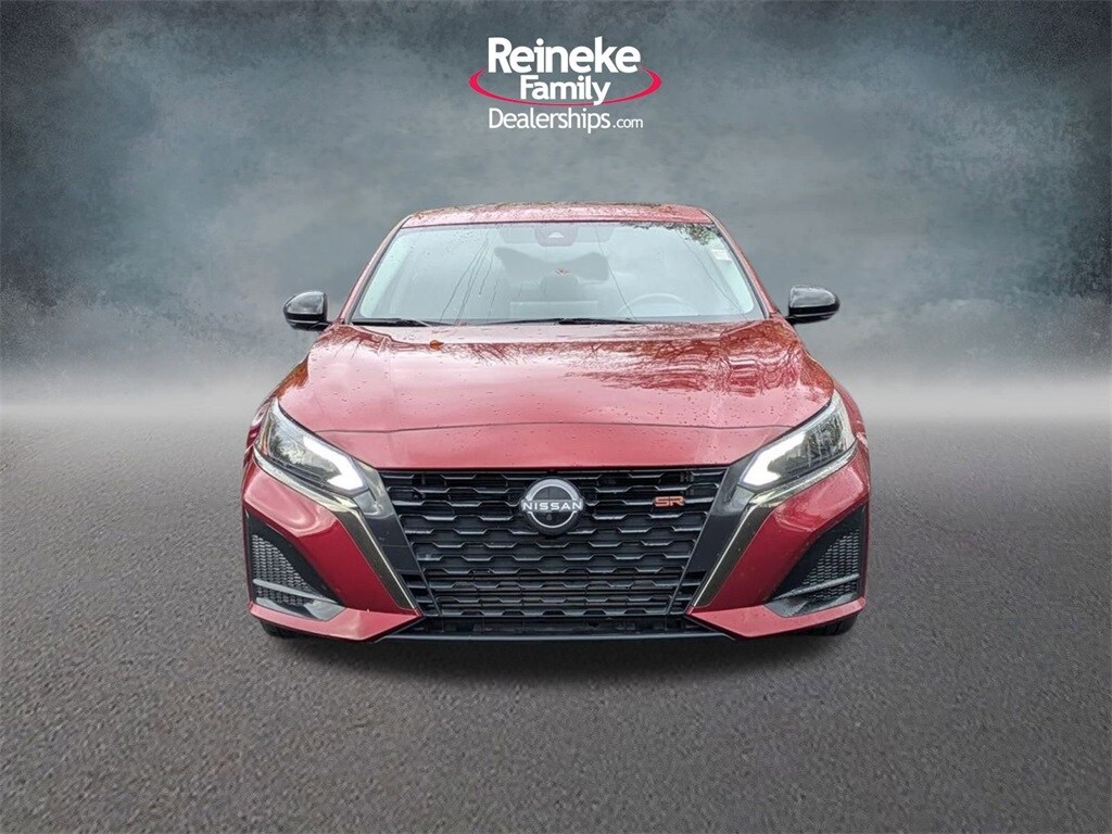 2023 Nissan Altima SR photo 2