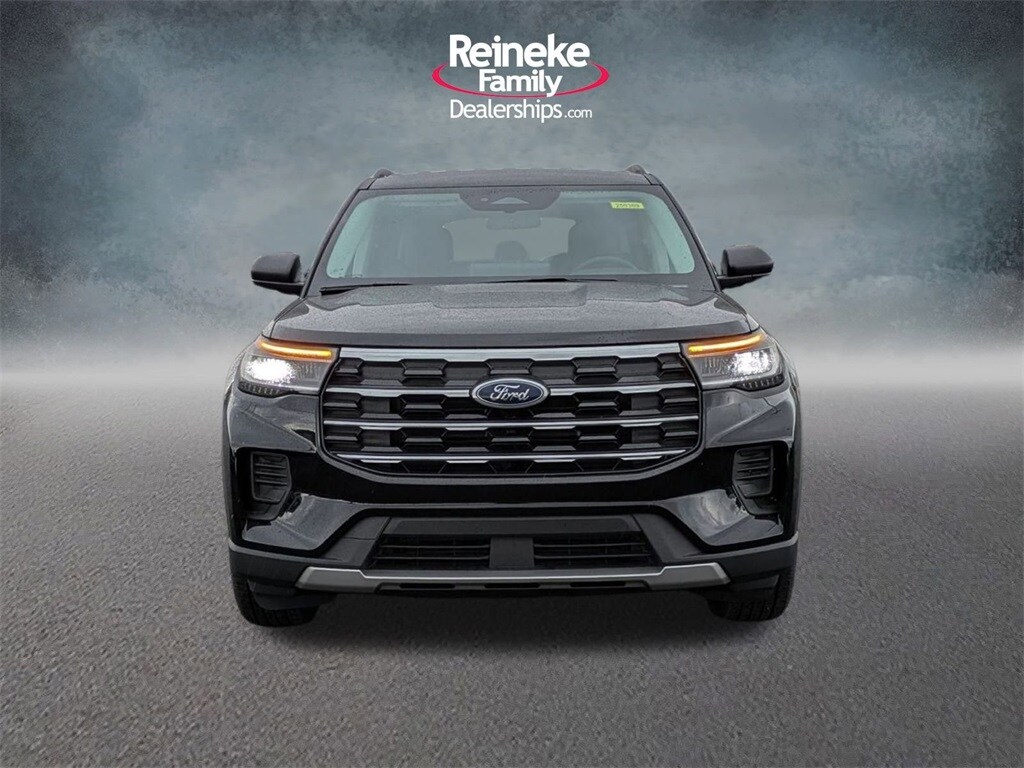 2025 Ford Explorer photo 2