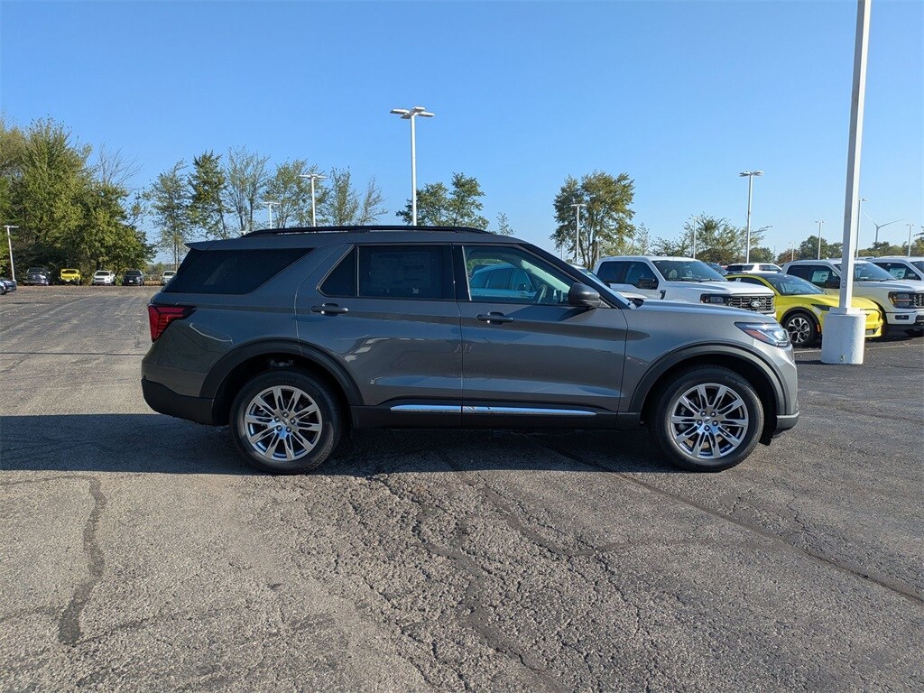 2025 Ford Explorer photo 4