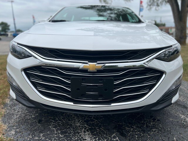 2023 Chevrolet Malibu 1LT photo 2