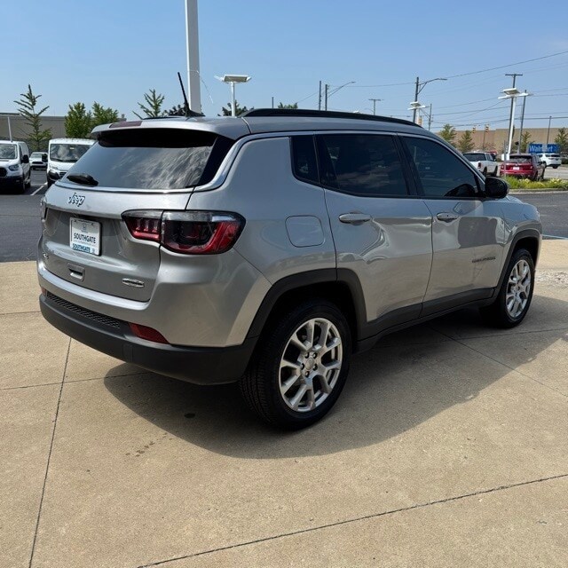 2022 Jeep Compass Latitude Lux photo 3