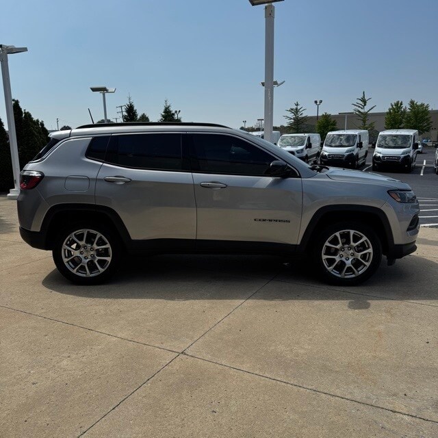 2022 Jeep Compass Latitude Lux photo 2
