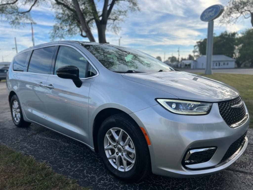 Used 2024 Chrysler Pacifica Touring L Minivan/Van