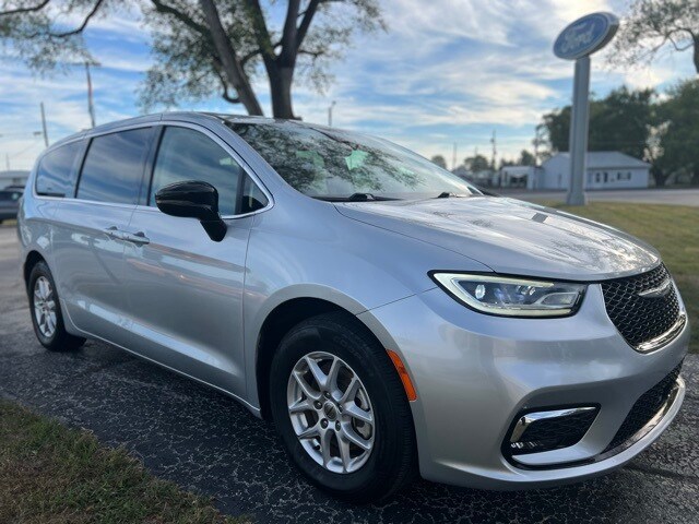 2024 Chrysler Pacifica Touring L photo 2
