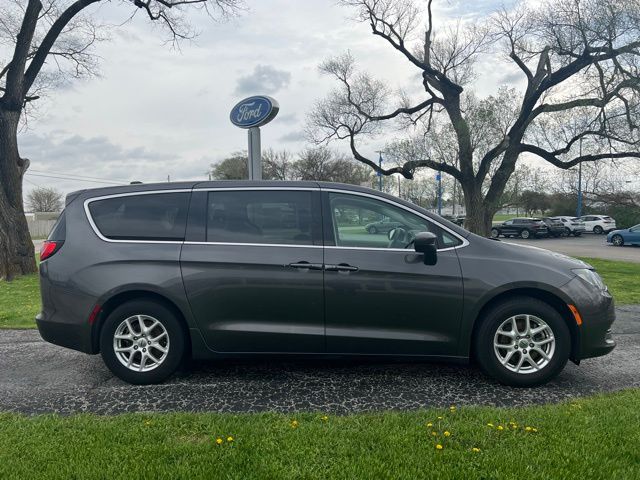 2022 Chrysler Voyager LX's photo