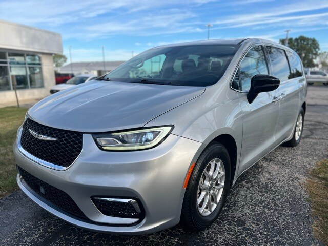 2024 Chrysler Pacifica Touring L photo 4