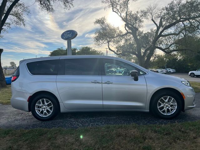 2024 Chrysler Pacifica Touring L's photo