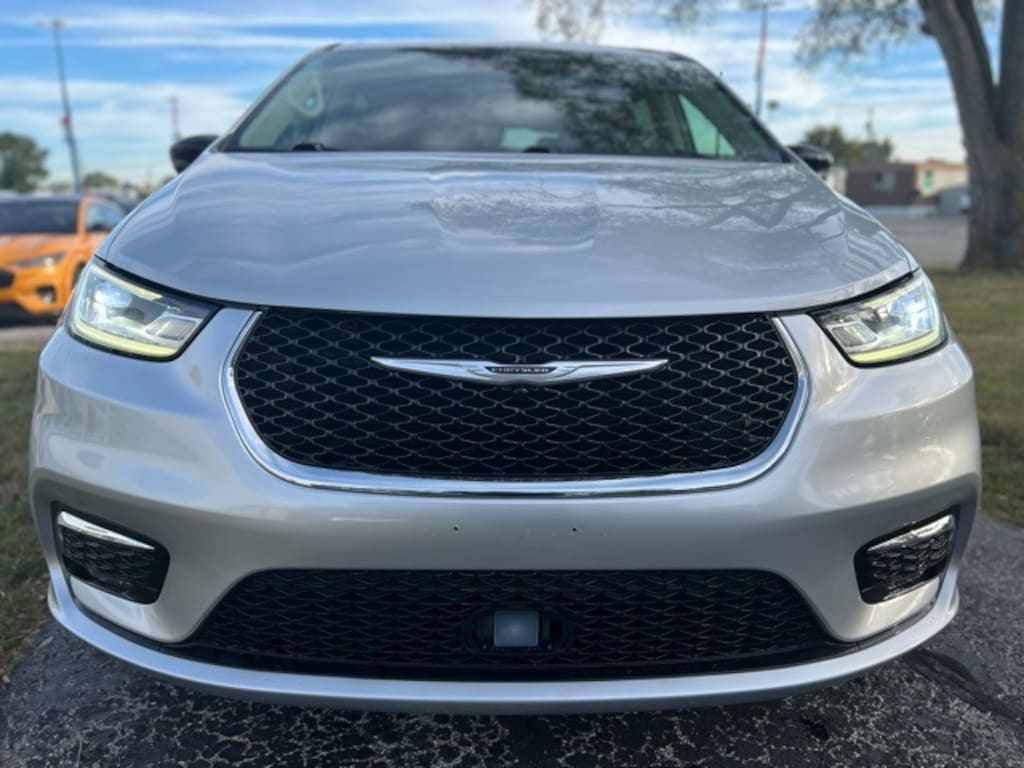 Used 2024 Chrysler Pacifica Touring L Minivan/Van