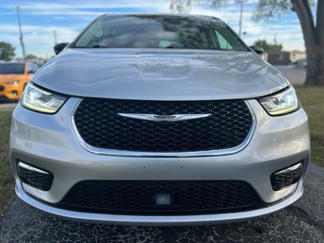 2024 Chrysler Pacifica Touring L photo 3