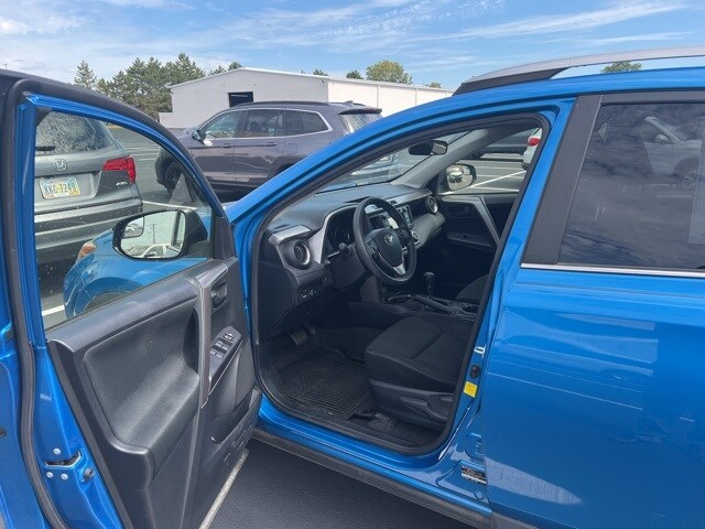 2018 Toyota RAV4 LE photo 4