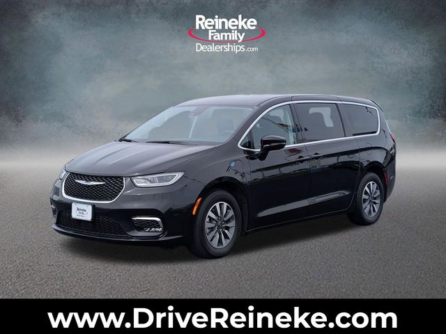 2024 Chrysler Pacifica Hybrid Select PHEV's photo