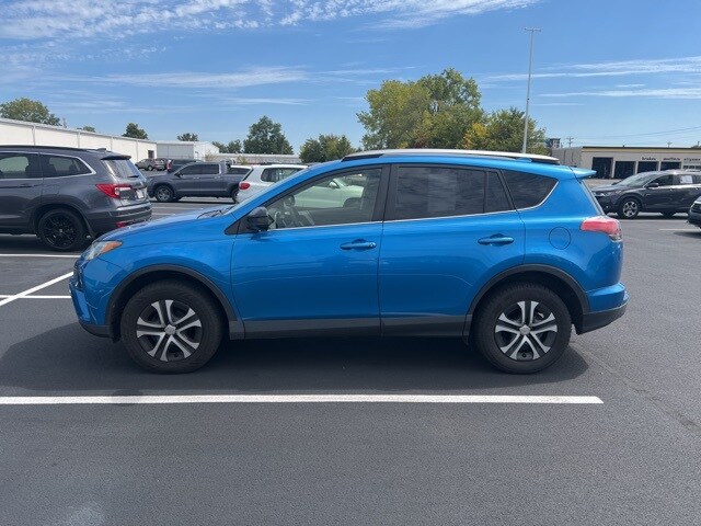 2018 Toyota RAV4 LE photo 3