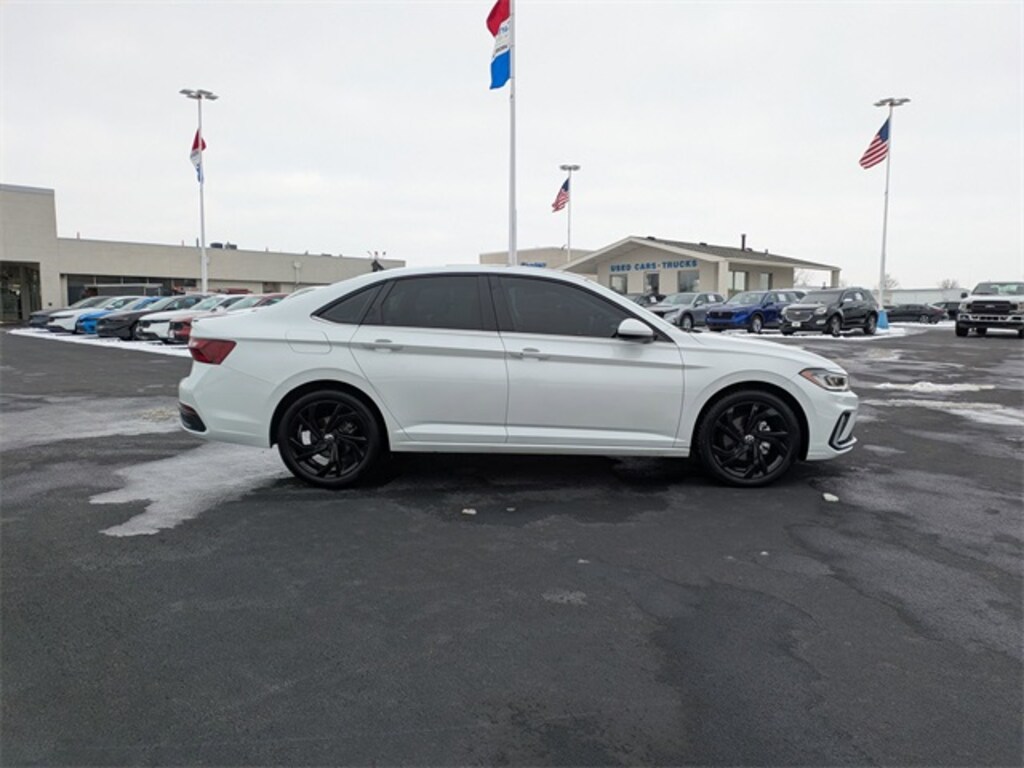 Used 2025 Volkswagen Jetta 1.5T SE Sedan