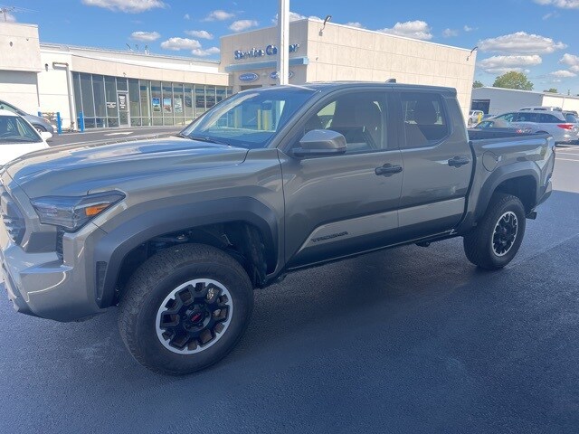 2024 Toyota Tacoma TRD Off-Road photo 2