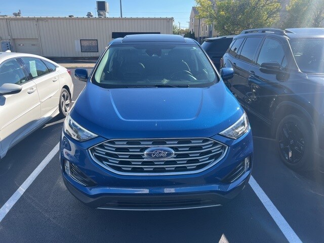 2022 Ford Edge SEL photo 2