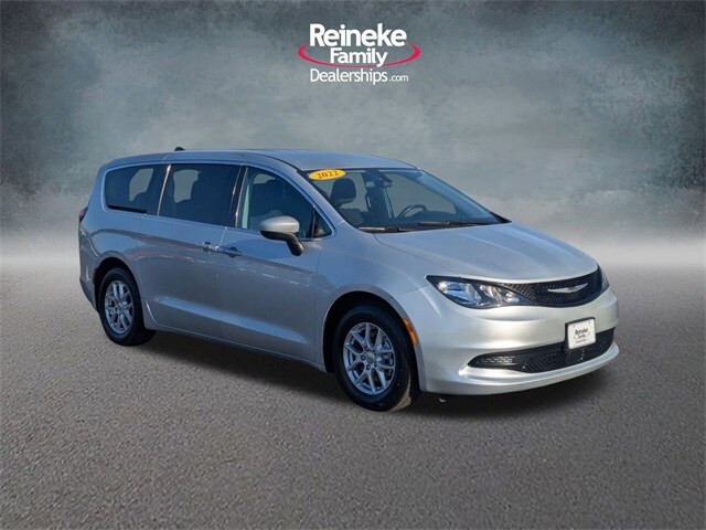 2022 Chrysler Voyager LX photo 3