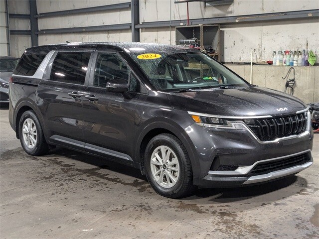 2024 Kia Carnival LX photo 3